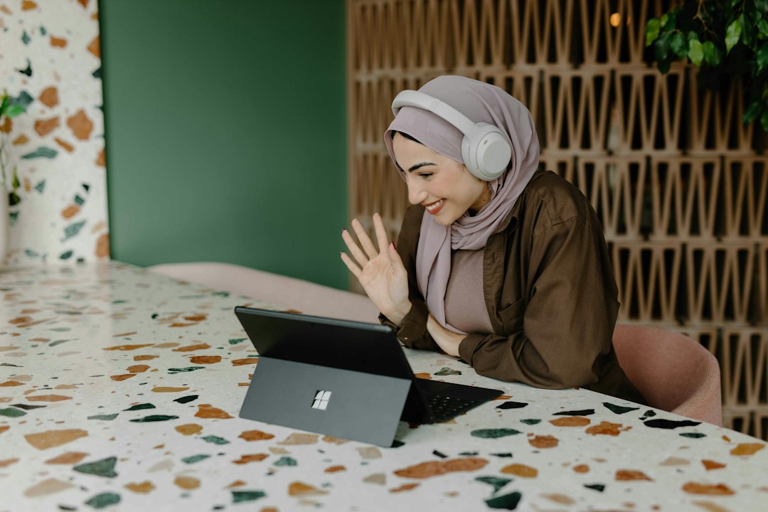 Persona al tavolo con un computer portatile